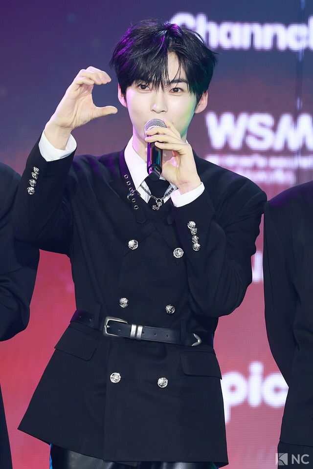 그룹 제로베이스원(ZEROBASEONE) 성한빈이 11일 오후 서울 성북구 고려대학교 화정체육관에서 진행된 ‘제2회 디 어워즈(D Awards)’ 본식에 앞서 레드카펫을 밟고 있다. 사진=김규빈 기자