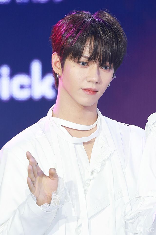 그룹 아홉(AHOF) 제이엘이 11일 오후 서울 성북구 고려대학교 화정체육관에서 진행된 ‘제2회 디 어워즈(D Awards)’ 본식에 앞서 레드카펫을 밟고 있다. 사진=김규빈 기자