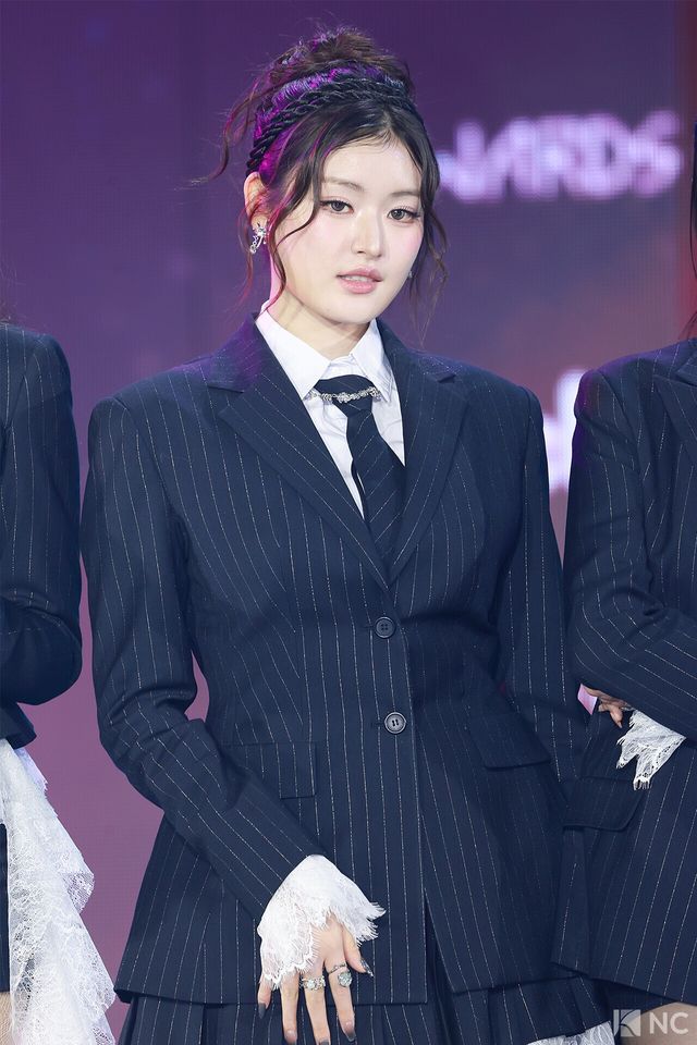 그룹 피프티피프티(FIFTY FIFTY) 아테나가 11일 오후 서울 성북구 고려대학교 화정체육관에서 진행된 ‘제2회 디 어워즈(D Awards)’ 본식에 앞서 레드카펫을 밟고 있다. 사진=김규빈 기자