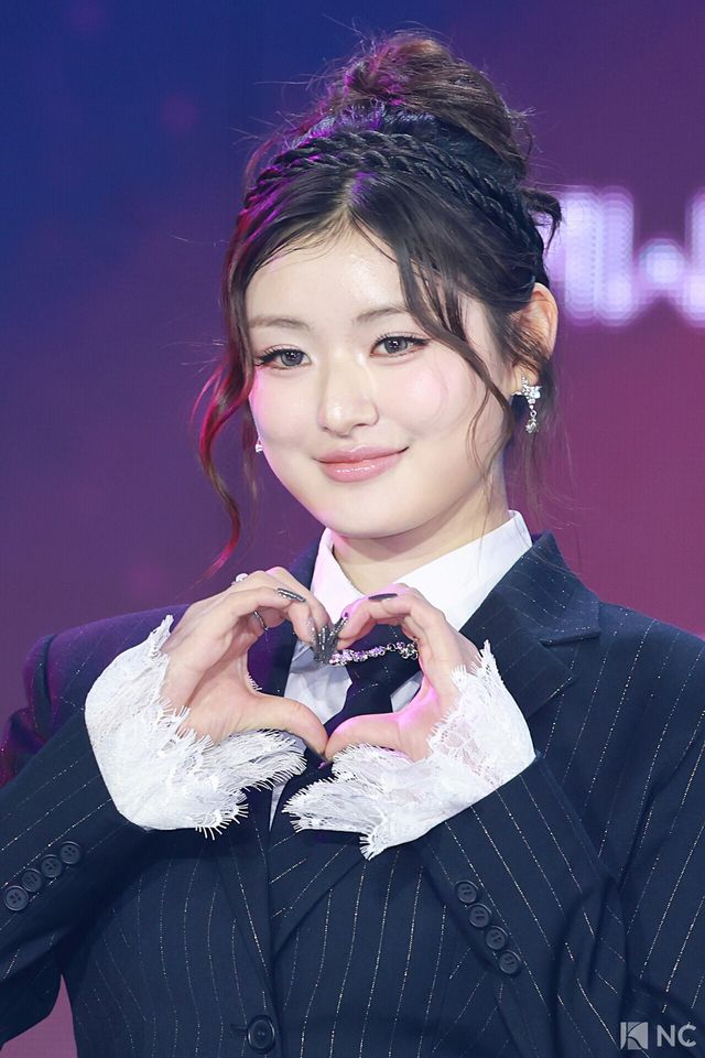 그룹 피프티피프티(FIFTY FIFTY) 아테나가 11일 오후 서울 성북구 고려대학교 화정체육관에서 진행된 ‘제2회 디 어워즈(D Awards)’ 본식에 앞서 레드카펫을 밟고 있다. 사진=김규빈 기자