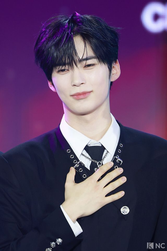 그룹 제로베이스원(ZEROBASEONE) 성한빈이 11일 오후 서울 성북구 고려대학교 화정체육관에서 진행된 ‘제2회 디 어워즈(D Awards)’ 본식에 앞서 레드카펫을 밟고 있다. 사진=김규빈 기자