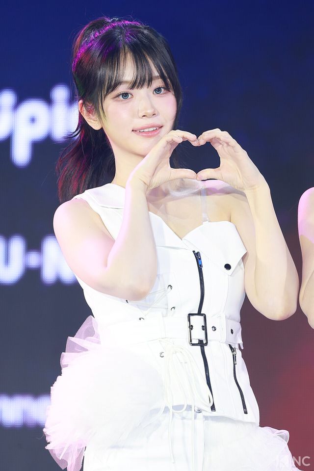 그룹 QWER 쵸단이 11일 오후 서울 성북구 고려대학교 화정체육관에서 진행된 ‘제2회 디 어워즈(D Awards)’ 본식에 앞서 레드카펫을 밟고 있다. 사진=김규빈 기자