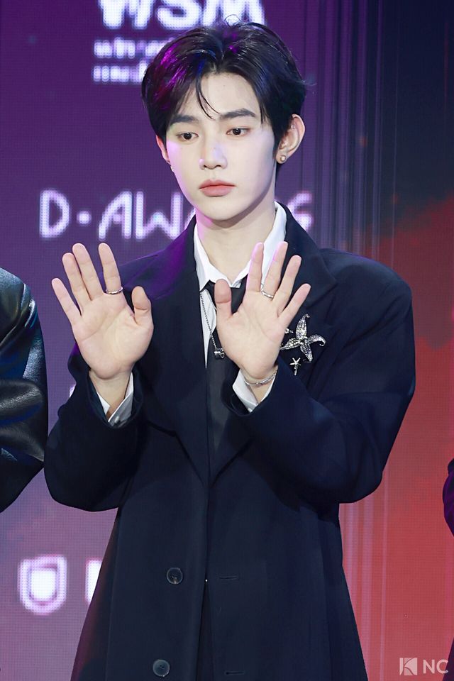 그룹 제로베이스원(ZEROBASEONE) 장하오가 11일 오후 서울 성북구 고려대학교 화정체육관에서 진행된 ‘제2회 디 어워즈(D Awards)’ 본식에 앞서 레드카펫을 밟고 있다. 사진=김규빈 기자