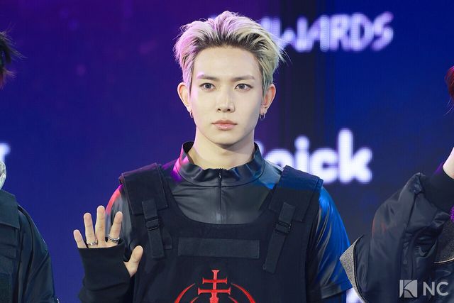 그룹 엔하이픈(ENHYPEN) 희승이 11일 오후 서울 성북구 고려대학교 화정체육관에서 진행된 ‘제2회 디 어워즈(D Awards)’ 본식에 앞서 레드카펫을 밟고 있다. 사진=김규빈 기자