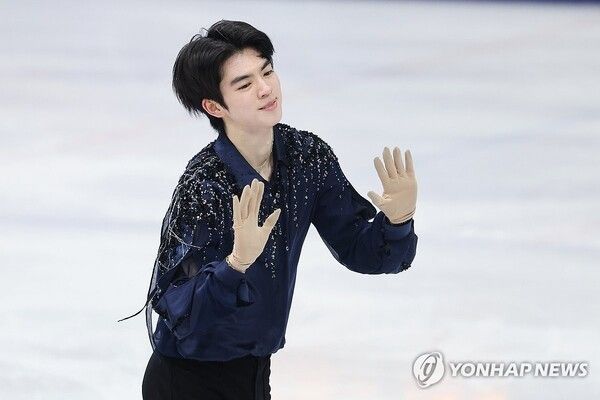 10일(현지시간) 이탈리아 밀라노 아이스스케이팅 아레나에서 열린 2026 밀라노ㆍ코르티나담페초 동계올림픽 남자 싱글 쇼트 프로그램에 출전한 차준환이 연기를 마친 뒤 관중에 인사하고 있다. 2026.2.11. 사진=연합뉴스