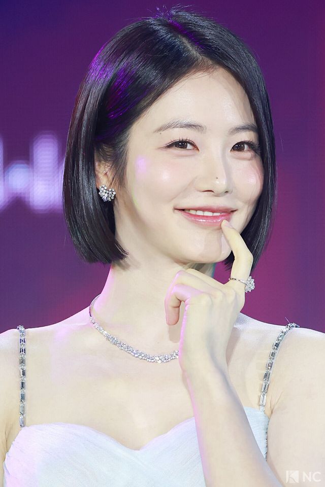 배우 신예은이 11일 오후 서울 성북구 고려대학교 화정체육관에서 진행된 ‘제2회 디 어워즈(D Awards)’ 본식에 앞서 레드카펫을 밟고 있다. 사진=김규빈 기자