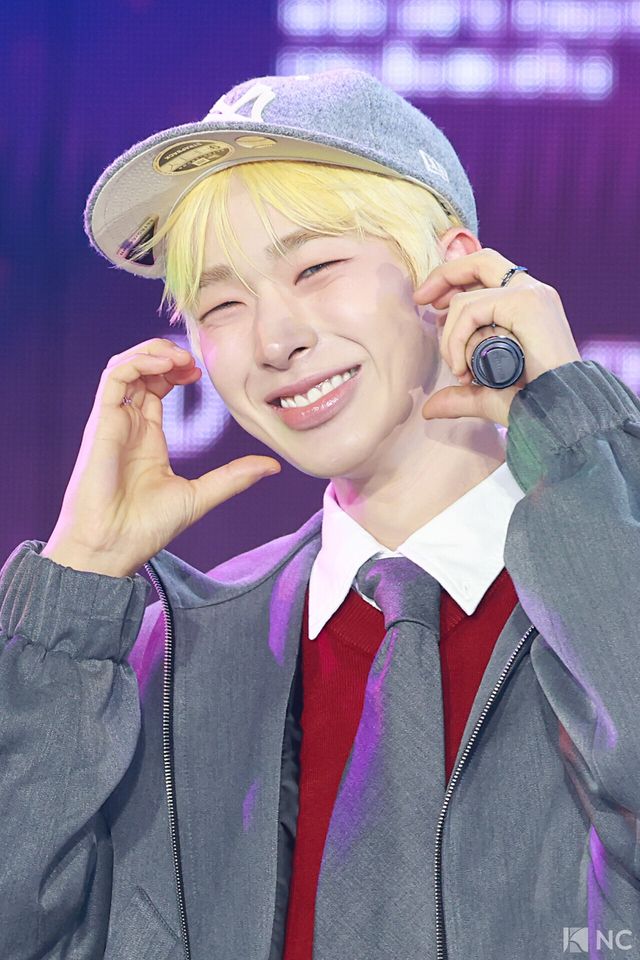 그룹 넥스지(NEXZ) 토모야가 11일 오후 서울 성북구 고려대학교 화정체육관에서 진행된 ‘제2회 디 어워즈(D Awards)’ 본식에 앞서 레드카펫을 밟고 있다. 사진=김규빈 기자