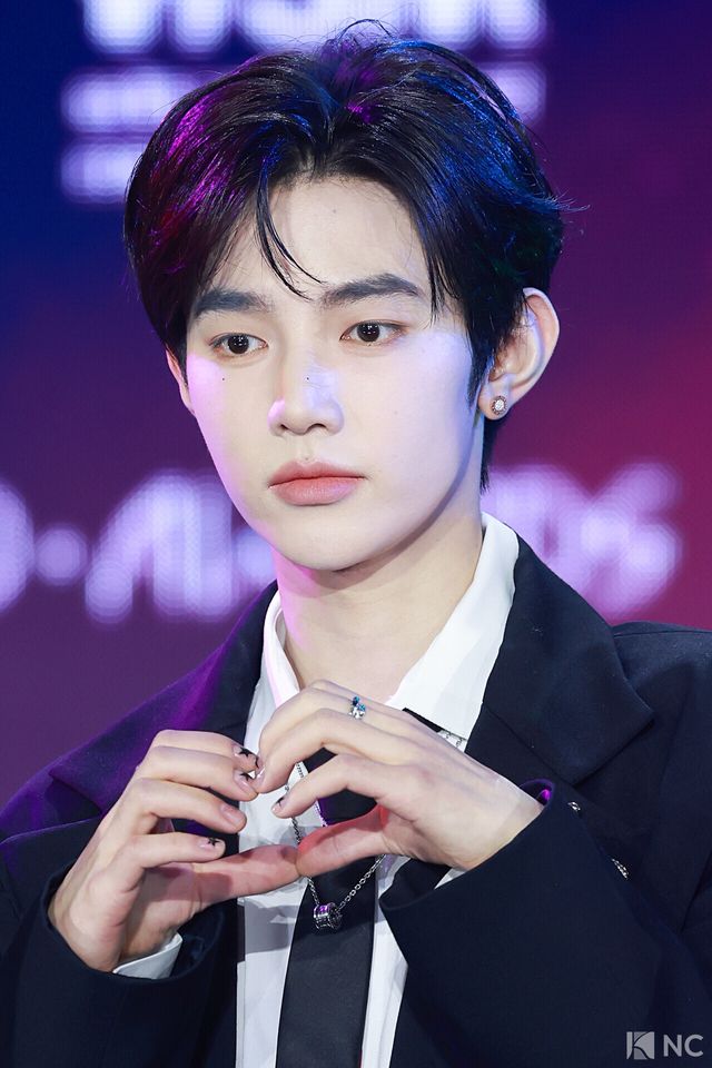 그룹 제로베이스원(ZEROBASEONE) 장하오가 11일 오후 서울 성북구 고려대학교 화정체육관에서 진행된 ‘제2회 디 어워즈(D Awards)’ 본식에 앞서 레드카펫을 밟고 있다. 사진=김규빈 기자