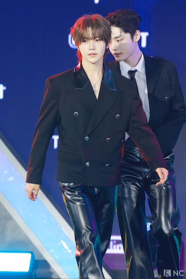 그룹 제로베이스원(ZEROBASEONE) 석매튜가 11일 오후 서울 성북구 고려대학교 화정체육관에서 진행된 ‘제2회 디 어워즈(D Awards)’ 본식에 앞서 레드카펫을 밟고 있다. 사진=김규빈 기자