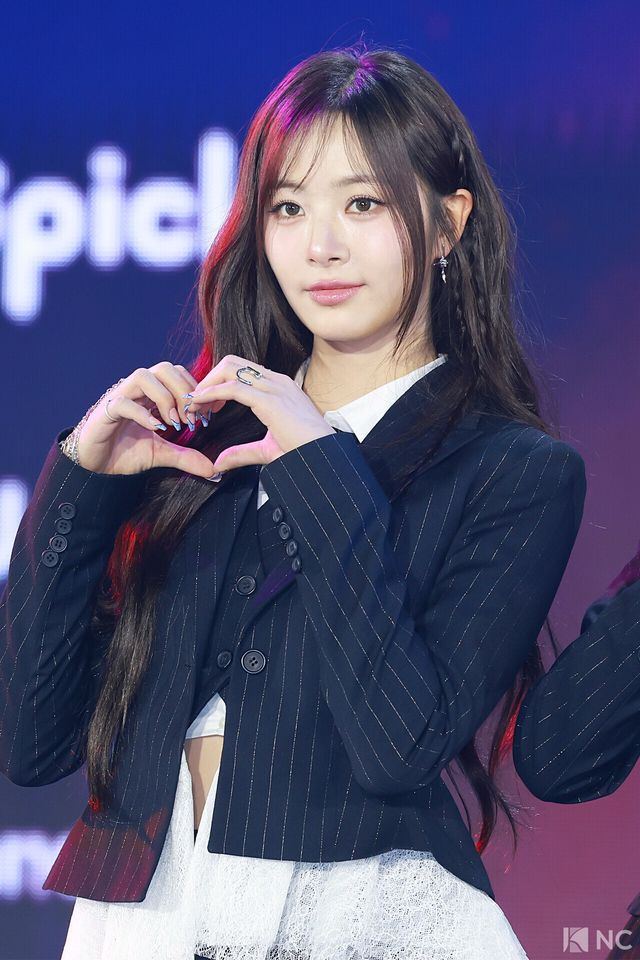 그룹 피프티피프티(FIFTY FIFTY) 하나가 11일 오후 서울 성북구 고려대학교 화정체육관에서 진행된 ‘제2회 디 어워즈(D Awards)’ 본식에 앞서 레드카펫을 밟고 있다. 사진=김규빈 기자