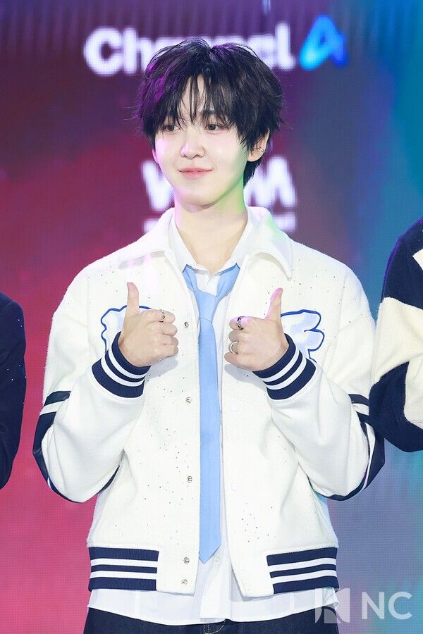 그룹 킥플립(KickFlip) 동현이 11일 오후 서울 성북구 고려대학교 화정체육관에서 진행된 ‘제2회 디 어워즈(D Awards)’ 본식에 앞서 레드카펫을 밟고 있다. 사진=김규빈 기자