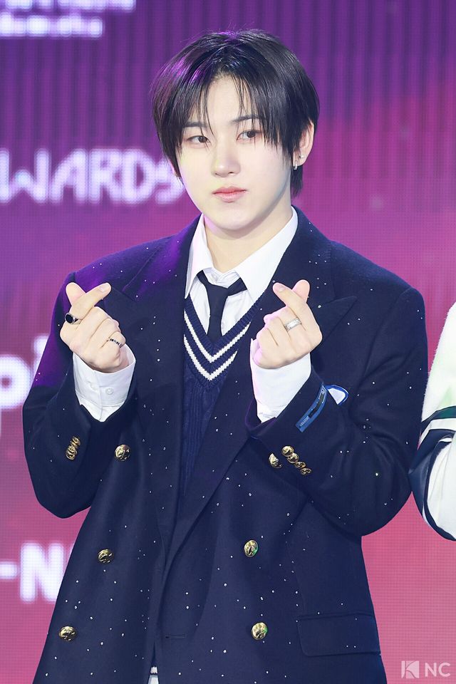 그룹 킥플립(KickFlip) 계훈이 11일 오후 서울 성북구 고려대학교 화정체육관에서 진행된 ‘제2회 디 어워즈(D Awards)’ 본식에 앞서 레드카펫을 밟고 있다. 사진=김규빈 기자