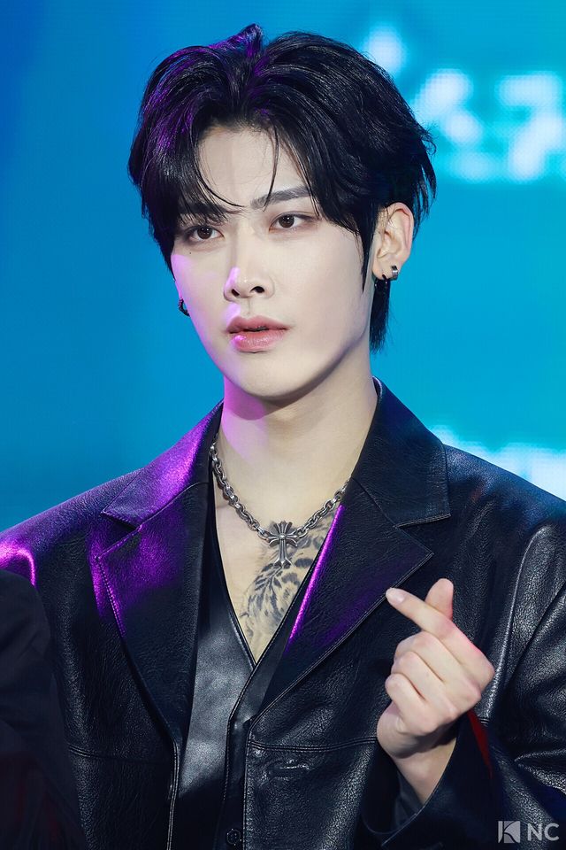 그룹 제로베이스원(ZEROBASEONE) 리키가 11일 오후 서울 성북구 고려대학교 화정체육관에서 진행된 ‘제2회 디 어워즈(D Awards)’ 본식에 앞서 레드카펫을 밟고 있다. 사진=김규빈 기자