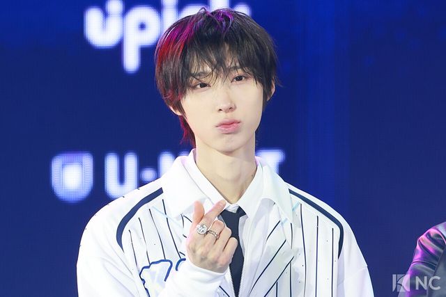 그룹 킥플립(KickFlip) 주왕이 11일 오후 서울 성북구 고려대학교 화정체육관에서 진행된 ‘제2회 디 어워즈(D Awards)’ 본식에 앞서 레드카펫을 밟고 있다. 사진=김규빈 기자