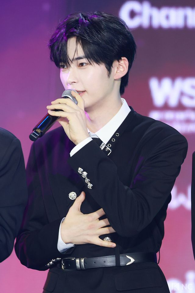 그룹 제로베이스원(ZEROBASEONE) 성한빈이 11일 오후 서울 성북구 고려대학교 화정체육관에서 진행된 ‘제2회 디 어워즈(D Awards)’ 본식에 앞서 레드카펫을 밟고 있다. 사진=김규빈 기자