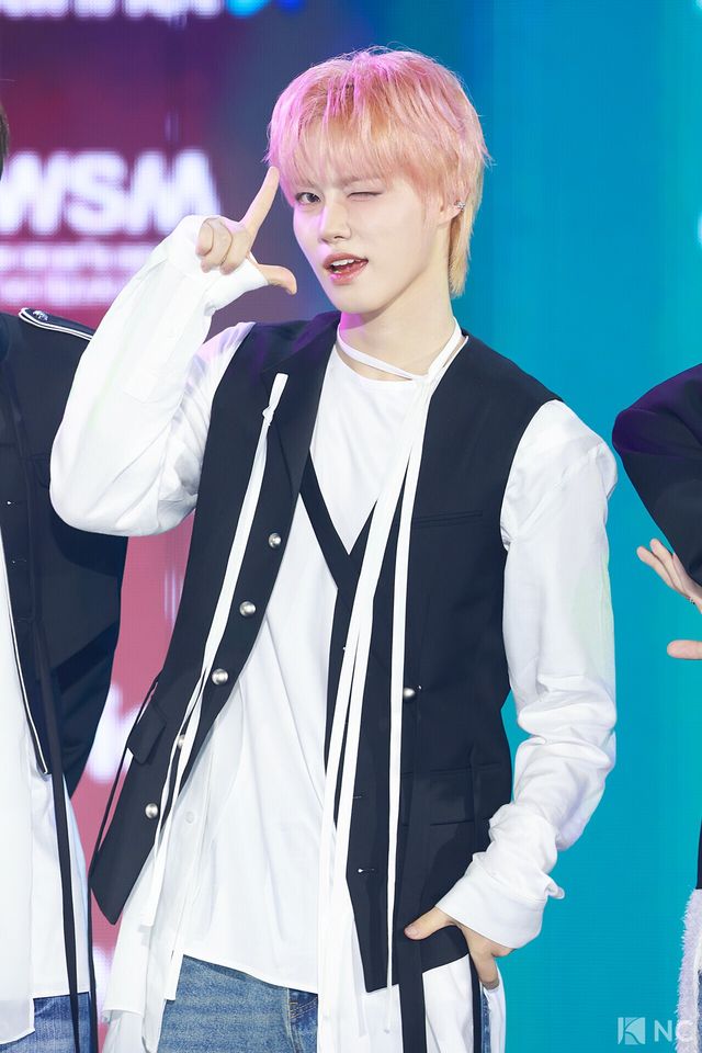 그룹 아홉(AHOF) 박주원이 11일 오후 서울 성북구 고려대학교 화정체육관에서 진행된 ‘제2회 디 어워즈(D Awards)’ 본식에 앞서 레드카펫을 밟고 있다. 사진=김규빈 기자