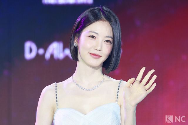 배우 신예은이 11일 오후 서울 성북구 고려대학교 화정체육관에서 진행된 ‘제2회 디 어워즈(D Awards)’ 본식에 앞서 레드카펫을 밟고 있다. 사진=김규빈 기자