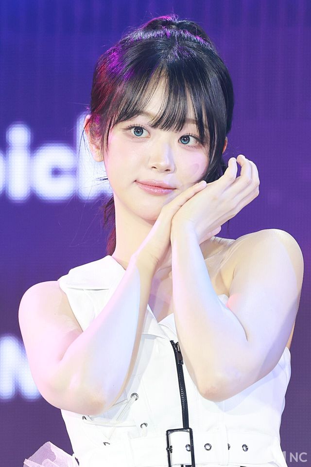 그룹 QWER 쵸단이 11일 오후 서울 성북구 고려대학교 화정체육관에서 진행된 ‘제2회 디 어워즈(D Awards)’ 본식에 앞서 레드카펫을 밟고 있다. 사진=김규빈 기자