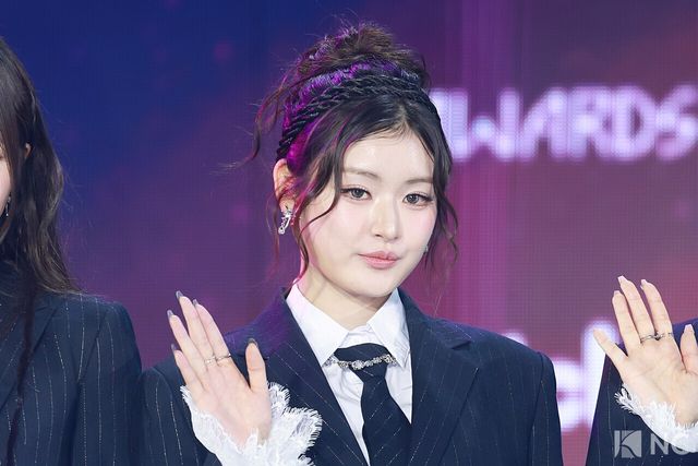 그룹 피프티피프티(FIFTY FIFTY) 아테나가 11일 오후 서울 성북구 고려대학교 화정체육관에서 진행된 ‘제2회 디 어워즈(D Awards)’ 본식에 앞서 레드카펫을 밟고 있다. 사진=김규빈 기자