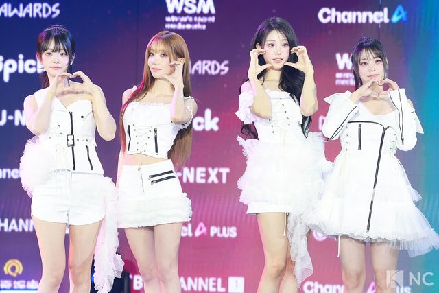 그룹 QWER이 11일 오후 서울 성북구 고려대학교 화정체육관에서 진행된 ‘제2회 디 어워즈(D Awards)’ 본식에 앞서 레드카펫을 밟고 있다. 사진=김규빈 기자