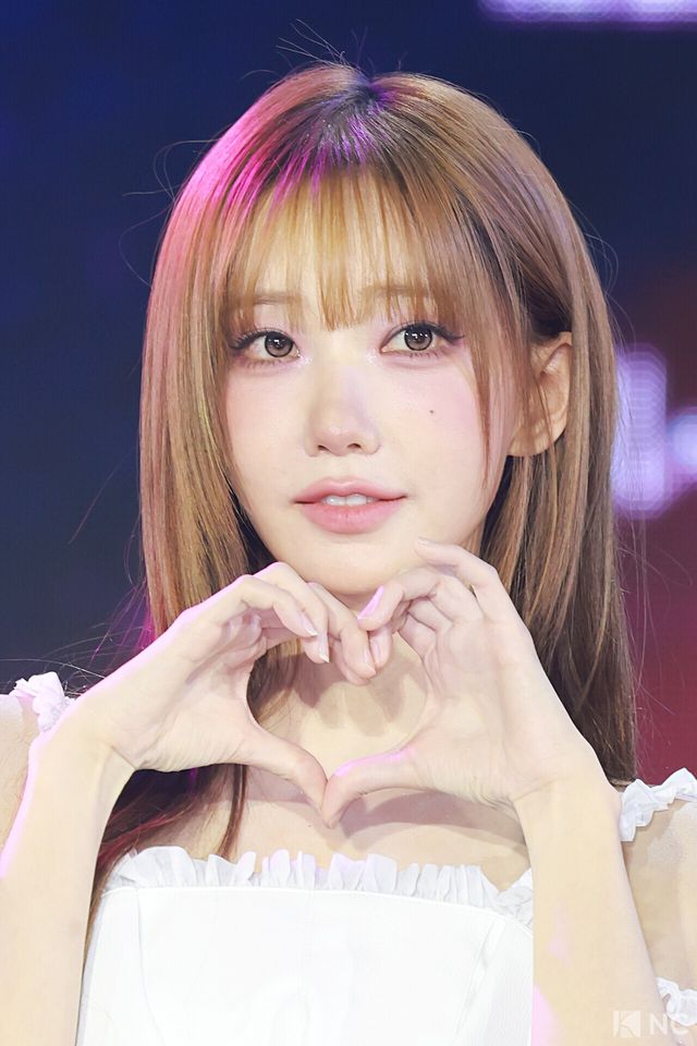 그룹 QWER 마젠타가 11일 오후 서울 성북구 고려대학교 화정체육관에서 진행된 ‘제2회 디 어워즈(D Awards)’ 본식에 앞서 레드카펫을 밟고 있다. 사진=김규빈 기자