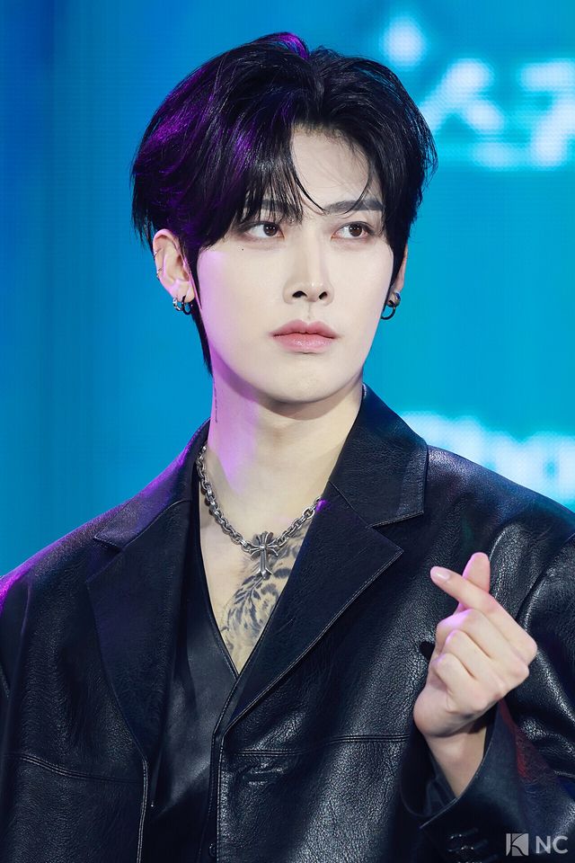 그룹 제로베이스원(ZEROBASEONE) 리키가 11일 오후 서울 성북구 고려대학교 화정체육관에서 진행된 ‘제2회 디 어워즈(D Awards)’ 본식에 앞서 레드카펫을 밟고 있다. 사진=김규빈 기자