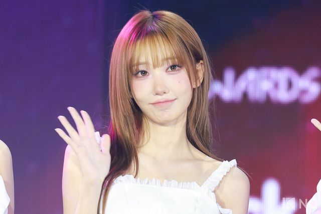 그룹 QWER 마젠타가 11일 오후 서울 성북구 고려대학교 화정체육관에서 진행된 ‘제2회 디 어워즈(D Awards)’ 본식에 앞서 레드카펫을 밟고 있다. 사진=김규빈 기자