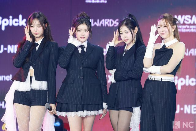 그룹 피프티피프티(FIFTY FIFTY)가 11일 오후 서울 성북구 고려대학교 화정체육관에서 진행된 ‘제2회 디 어워즈(D Awards)’ 본식에 앞서 레드카펫을 밟고 있다. 사진=김규빈 기자