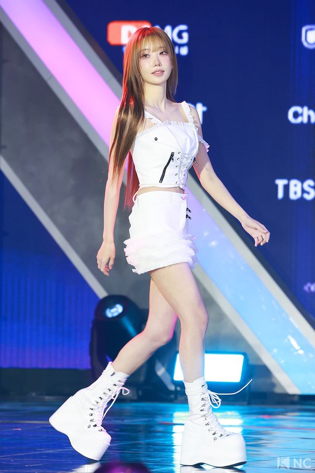 그룹 QWER 마젠타가 11일 오후 서울 성북구 고려대학교 화정체육관에서 진행된 ‘제2회 디 어워즈(D Awards)’ 본식에 앞서 레드카펫을 밟고 있다. 사진=김규빈 기자