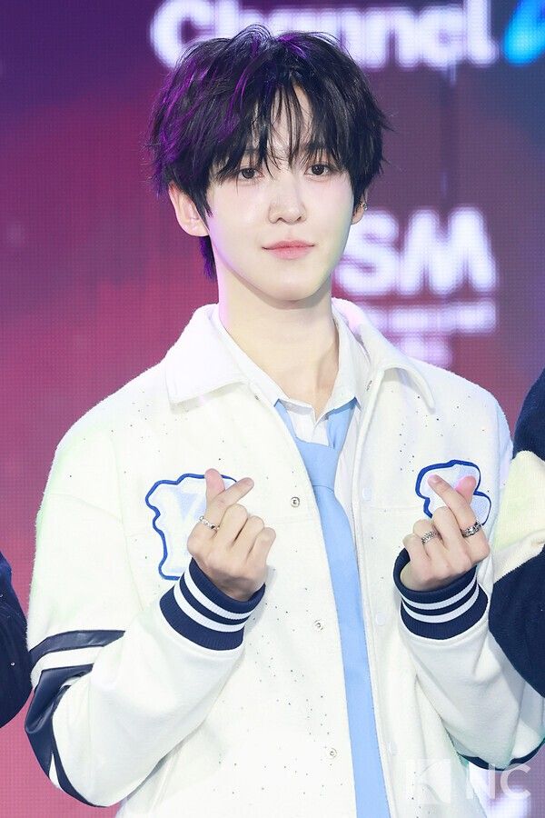 그룹 킥플립(KickFlip) 동현이 11일 오후 서울 성북구 고려대학교 화정체육관에서 진행된 ‘제2회 디 어워즈(D Awards)’ 본식에 앞서 레드카펫을 밟고 있다. 사진=김규빈 기자