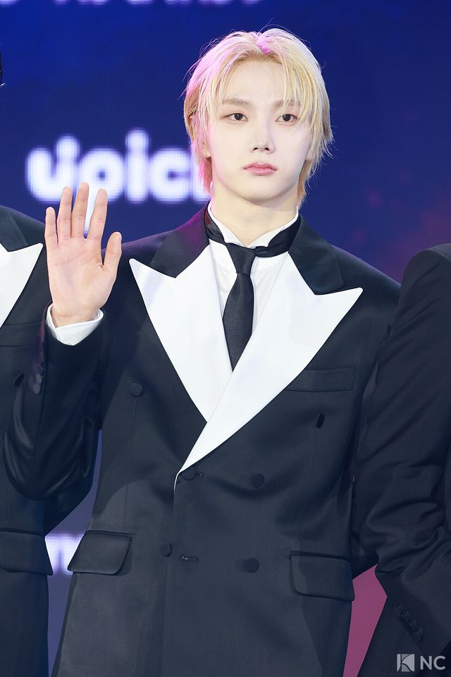 그룹 보이넥스트도어(BOYNEXTDOOR) 성호가 11일 오후 서울 성북구 고려대학교 화정체육관에서 진행된 ‘제2회 디 어워즈(D Awards)’ 본식에 앞서 레드카펫을 밟고 있다. 사진=김규빈 기자