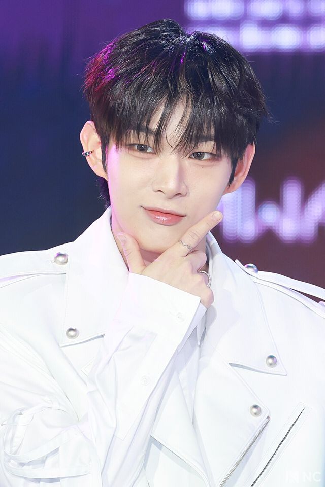 그룹 아홉(AHOF) 스티븐이 11일 오후 서울 성북구 고려대학교 화정체육관에서 진행된 ‘제2회 디 어워즈(D Awards)’ 본식에 앞서 레드카펫을 밟고 있다. 사진=김규빈 기자