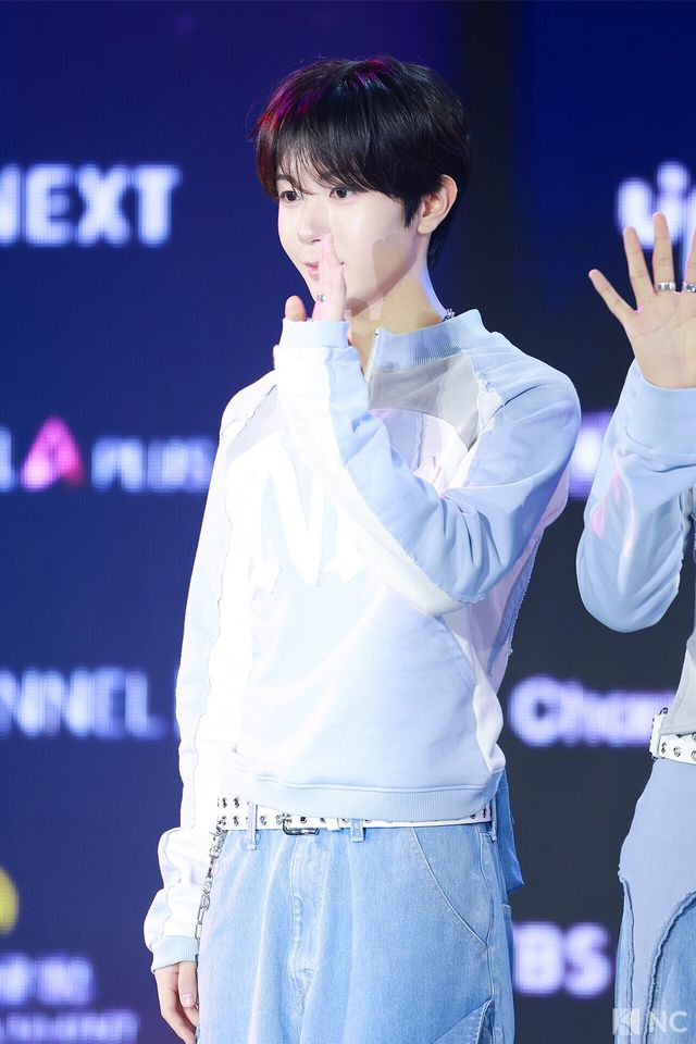 그룹 엔시티위시(NCT WISH) 료가 11일 오후 서울 성북구 고려대학교 화정체육관에서 진행된 ‘제2회 디 어워즈(D Awards)’ 본식에 앞서 레드카펫을 밟고 있다. 사진=김규빈 기자