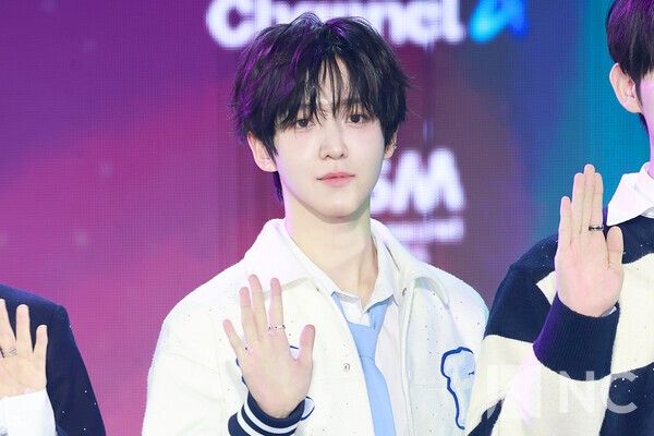 그룹 킥플립(KickFlip) 동현이 11일 오후 서울 성북구 고려대학교 화정체육관에서 진행된 ‘제2회 디 어워즈(D Awards)’ 본식에 앞서 레드카펫을 밟고 있다. 사진=김규빈 기자