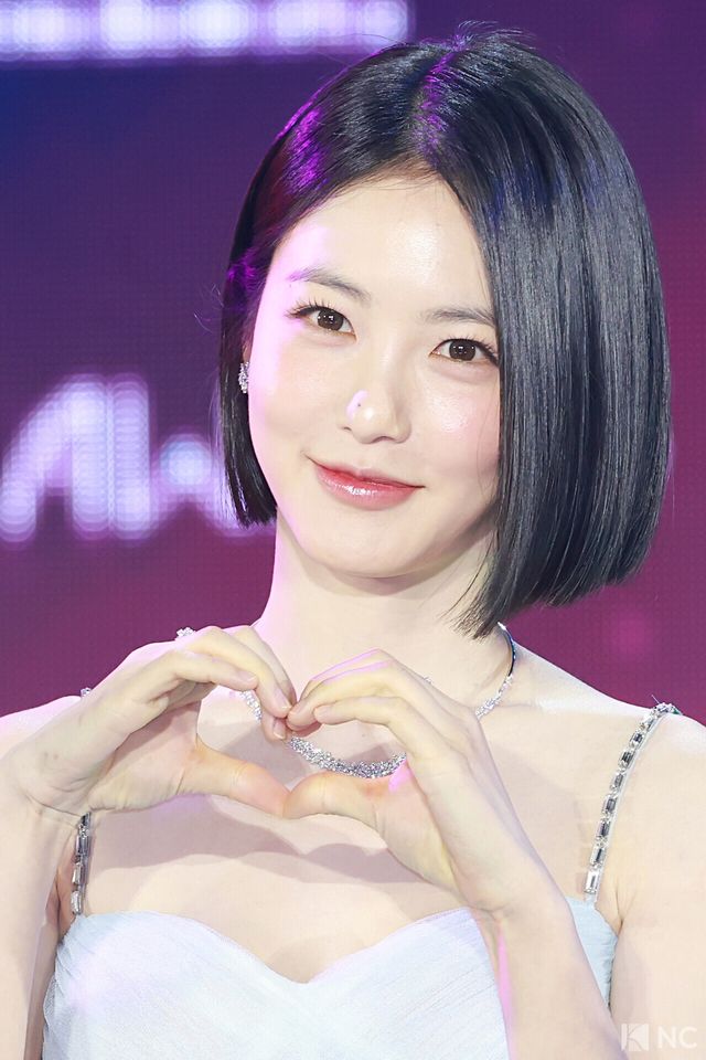 배우 신예은이 11일 오후 서울 성북구 고려대학교 화정체육관에서 진행된 ‘제2회 디 어워즈(D Awards)’ 본식에 앞서 레드카펫을 밟고 있다. 사진=김규빈 기자