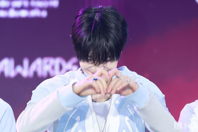 그룹 엔시티위시(NCT WISH) 시온이 11일 오후 서울 성북구 고려대학교 화정체육관에서 진행된 ‘제2회 디 어워즈(D Awards)’ 본식에 앞서 레드카펫을 밟고 있다. 사진=김규빈 기자