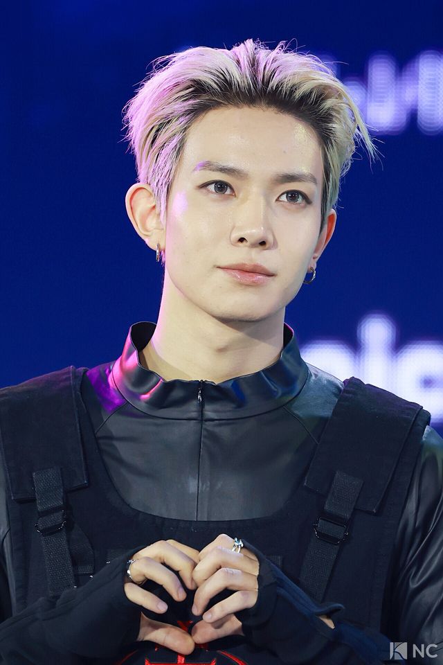 그룹 엔하이픈(ENHYPEN) 희승이 11일 오후 서울 성북구 고려대학교 화정체육관에서 진행된 ‘제2회 디 어워즈(D Awards)’ 본식에 앞서 레드카펫을 밟고 있다. 사진=김규빈 기자