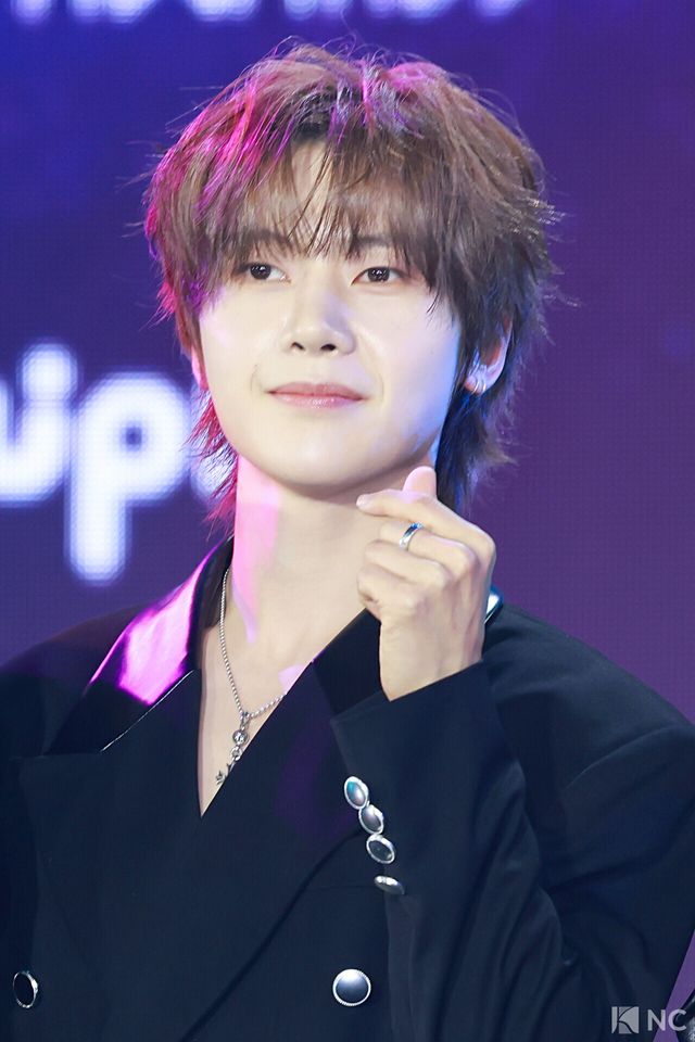 그룹 제로베이스원(ZEROBASEONE) 석매튜가 11일 오후 서울 성북구 고려대학교 화정체육관에서 진행된 ‘제2회 디 어워즈(D Awards)’ 본식에 앞서 레드카펫을 밟고 있다. 사진=김규빈 기자