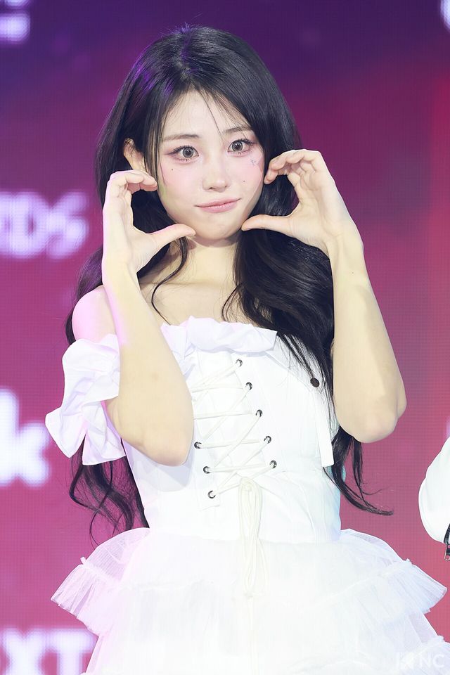 그룹 QWER 히나가 11일 오후 서울 성북구 고려대학교 화정체육관에서 진행된 ‘제2회 디 어워즈(D Awards)’ 본식에 앞서 레드카펫을 밟고 있다. 사진=김규빈 기자