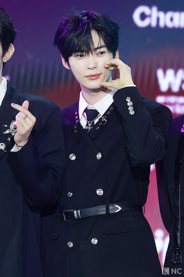 그룹 제로베이스원(ZEROBASEONE) 성한빈이 11일 오후 서울 성북구 고려대학교 화정체육관에서 진행된 ‘제2회 디 어워즈(D Awards)’ 본식에 앞서 레드카펫을 밟고 있다. 사진=김규빈 기자