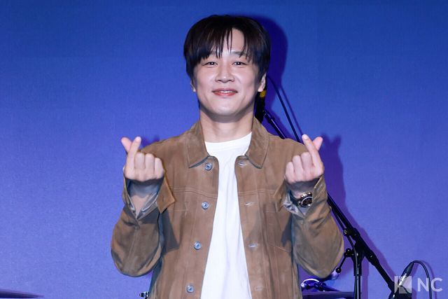 배우 차태현이 12일 오후 서울 종로구 SA홀에서 진행된 첫 번째 디지털 싱글 ‘알고 있잖아’ 발매 기념 쇼케이스에서 포즈를 취하고 있다. 사진=김규빈 기자