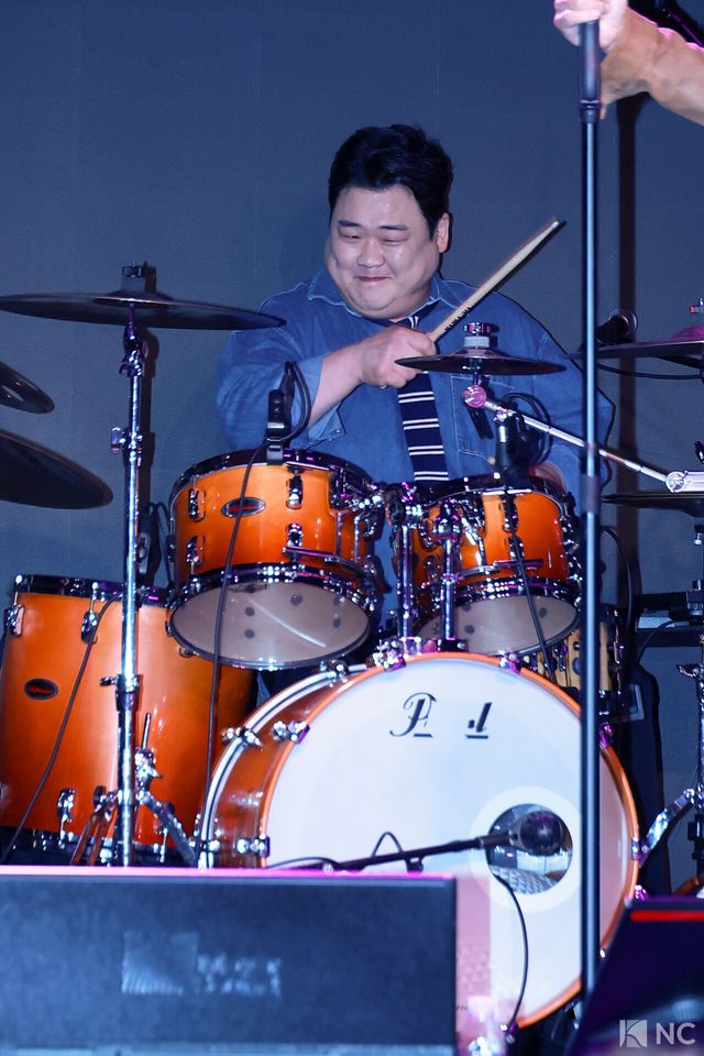 방송인 김준현이 12일 오후 서울 종로구 SA홀에서 진행된 첫 번째 디지털 싱글 ‘알고 있잖아’ 발매 기념 쇼케이스에서 타이틀곡 무대를 선보이고 있다. 사진=김규빈 기자