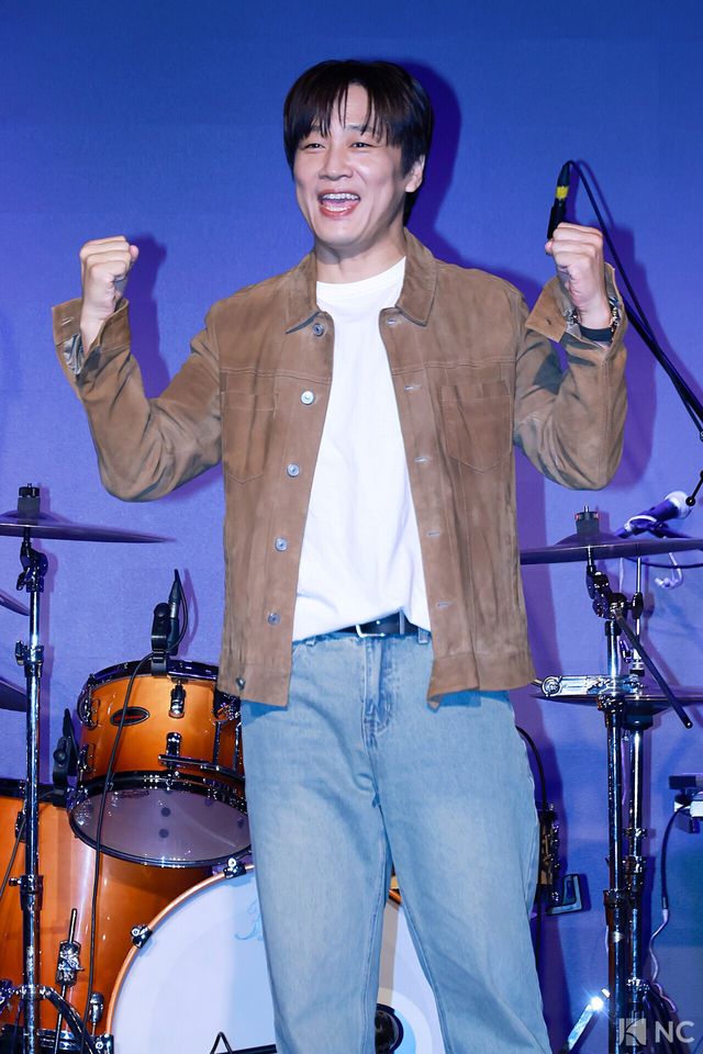 배우 차태현이 12일 오후 서울 종로구 SA홀에서 진행된 첫 번째 디지털 싱글 ‘알고 있잖아’ 발매 기념 쇼케이스에서 포즈를 취하고 있다. 사진=김규빈 기자