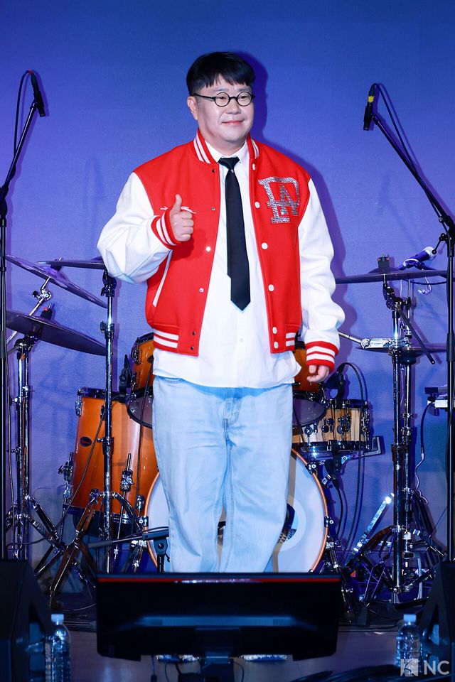 작곡가 조영수가 12일 오후 서울 종로구 SA홀에서 진행된 첫 번째 디지털 싱글 ‘알고 있잖아’ 발매 기념 쇼케이스에서 포즈를 취하고 있다. 사진=김규빈 기자