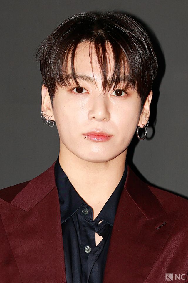 그룹 방탄소년단(BTS) 정국이 12일 오후 서울 강남구 모처에서 진행된 한 스위스 하이엔드 워치 브랜드의 앰버서더 선정 기념 포토콜에서 포즈를 취하고 있다. 사진=김규빈 기자