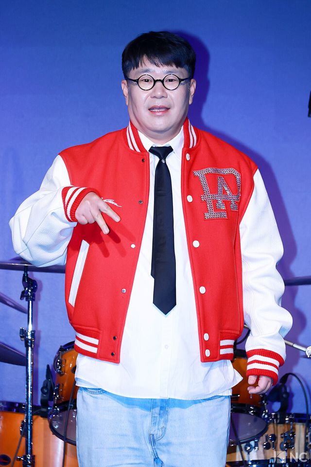 작곡가 조영수가 12일 오후 서울 종로구 SA홀에서 진행된 첫 번째 디지털 싱글 ‘알고 있잖아’ 발매 기념 쇼케이스에서 포즈를 취하고 있다. 사진=김규빈 기자