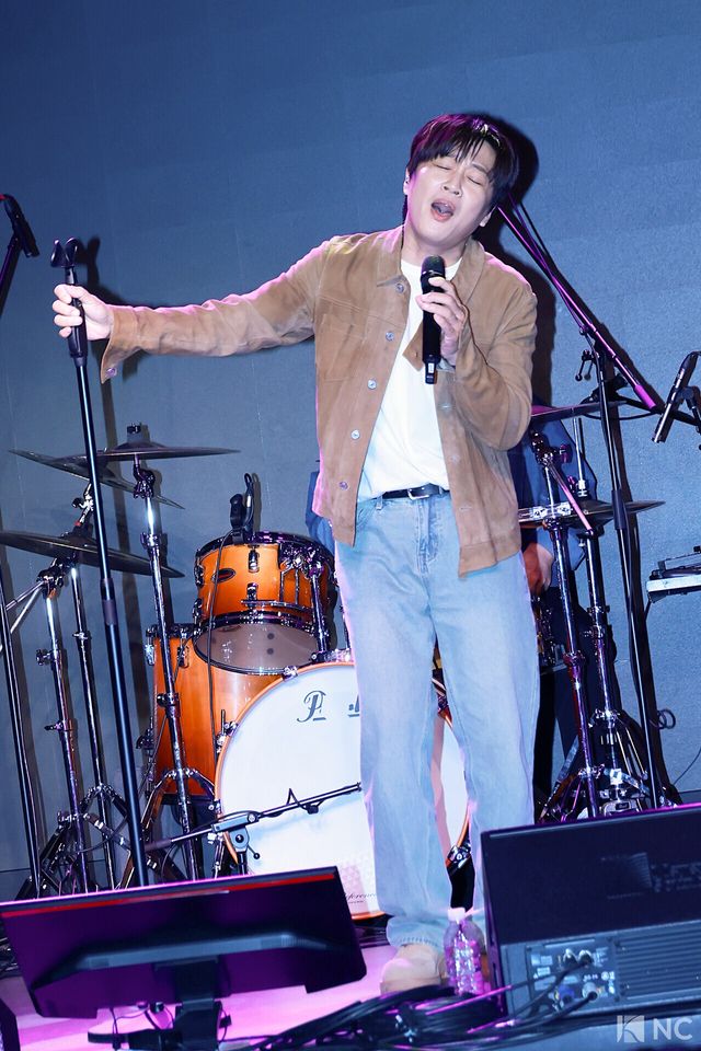 배우 차태현이 12일 오후 서울 종로구 SA홀에서 진행된 첫 번째 디지털 싱글 ‘알고 있잖아’ 발매 기념 쇼케이스에서 타이틀곡 무대를 선보이고 있다. 사진=김규빈 기자