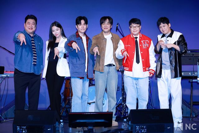 아묻따밴드 김준현, 조정민, 전인혁, 차태현, 조영수, 홍경민이 12일 오후 서울 종로구 SA홀에서 진행된 첫 번째 디지털 싱글 ‘알고 있잖아’ 발매 기념 쇼케이스에서 포즈를 취하고 있다. 사진=김규빈 기자