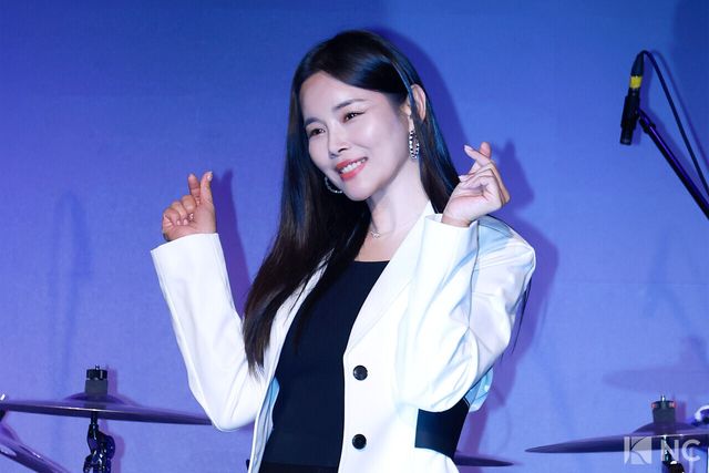 가수 조정민이 12일 오후 서울 종로구 SA홀에서 진행된 첫 번째 디지털 싱글 ‘알고 있잖아’ 발매 기념 쇼케이스에서 포즈를 취하고 있다. 사진=김규빈 기자