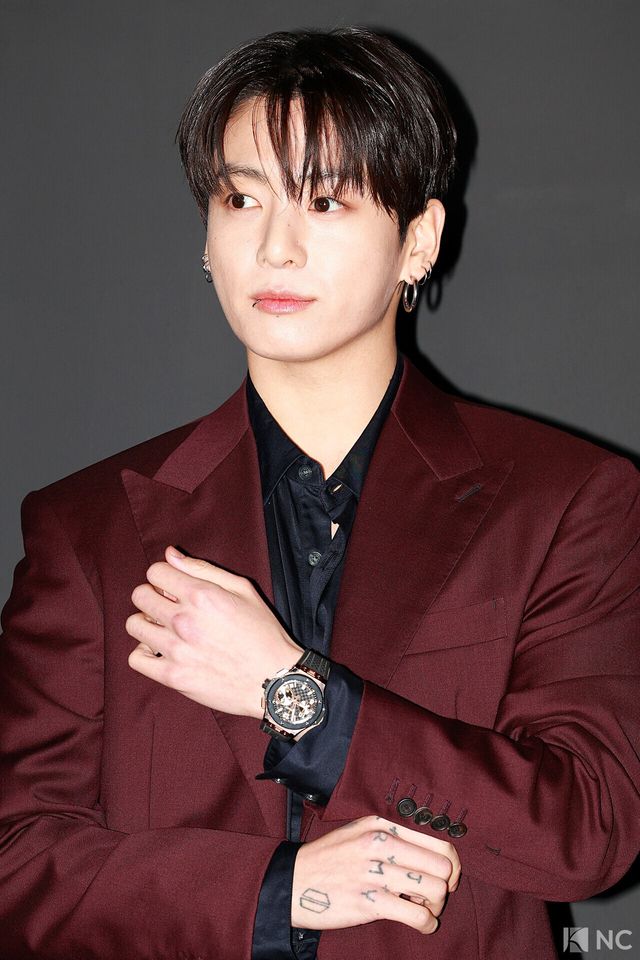 그룹 방탄소년단(BTS) 정국이 12일 오후 서울 강남구 모처에서 진행된 한 스위스 하이엔드 워치 브랜드의 앰버서더 선정 기념 포토콜에서 포즈를 취하고 있다. 사진=김규빈 기자